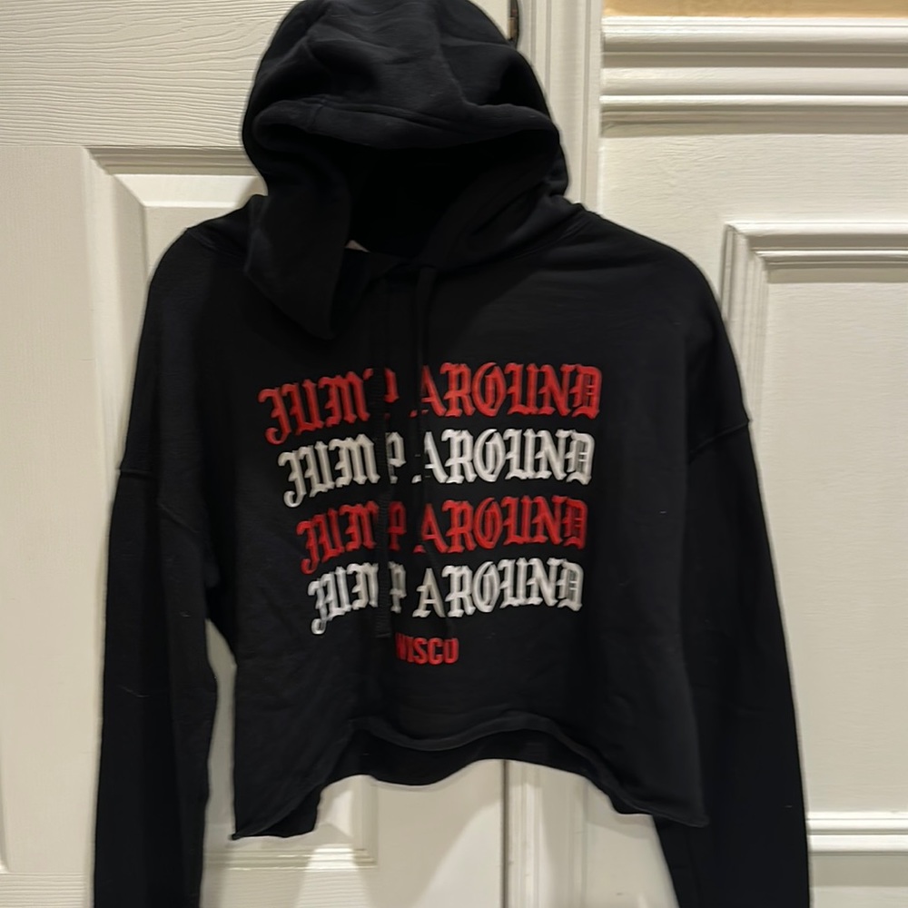 Wisconsin Jump Around crop sweatshirt women’s medium black with hood